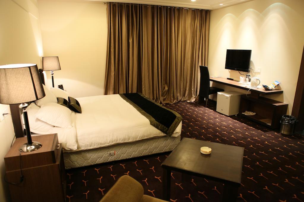 Krome - A - Boutique Hotel Meerut Room photo